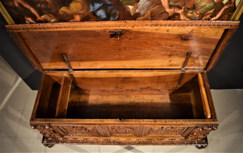 17th century - Chest in carved walnut of the Renaissance Lombardy,  17th century